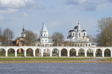 Fototapeta premium Ярославово дворище облачным апрельским днем. Торговая сторона Великого Новгорода, Россия