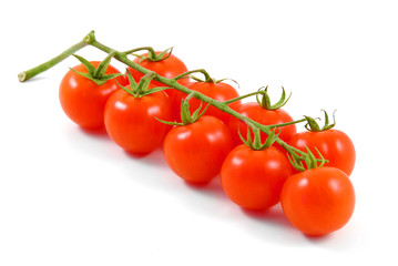 Grappolo di pomodori su sfondo bianco
