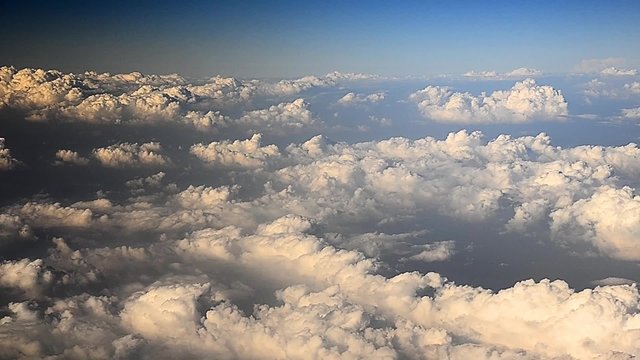 viele dichte wolken  aussicht w&auml;hrend flug
