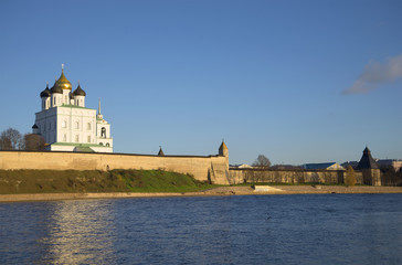 Вид на Троицкий собор и Псковский кремль с левого берега реки Великой