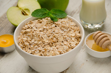 Oatmeal with honey, green apple, milk and walnuts