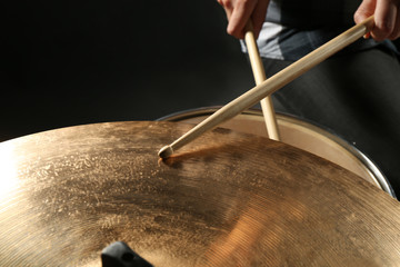 Obraz premium Drummer playing the drums closeup