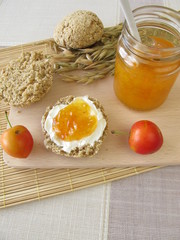 Haferbrötchen mit Kirschpflaumen-Konfitüre