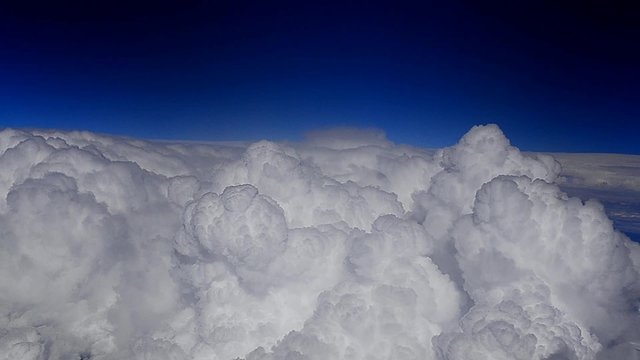 riesige weisse wolken und blauer himmel ansicht aus flugzeug
