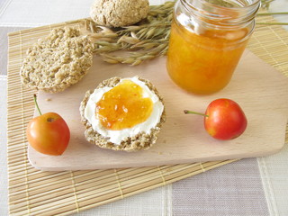 Haferbrötchen mit Kirschpflaumen-Konfitüre