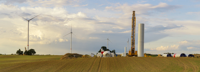 Budowa wiatraków na polu w Niemczech