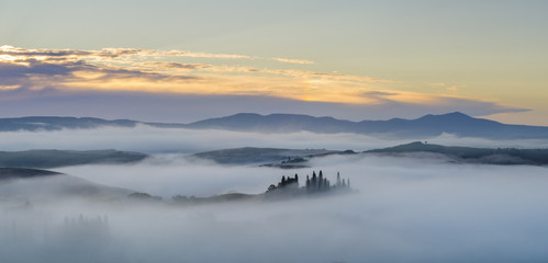 Krajobraz toskanii tonący w porannej mgle