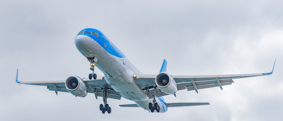 Nahaufnahme Airbus A321 im Landeanflug