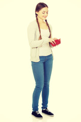 Naklejka premium Happy teen woman with a wallet.