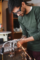 Мастер в мастерской