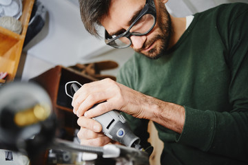 Мастер в мастерской