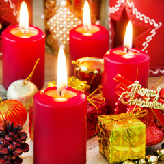 Kerzen und Dekoration