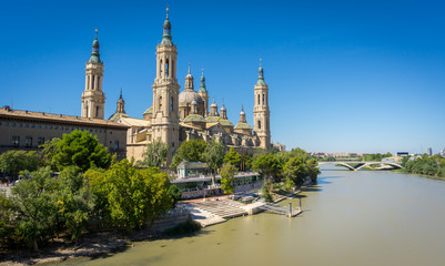 Fototapeta na wymiar El Pilar basilica and the Ebro River, wide angle