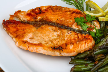 Grilled salmon with green beans