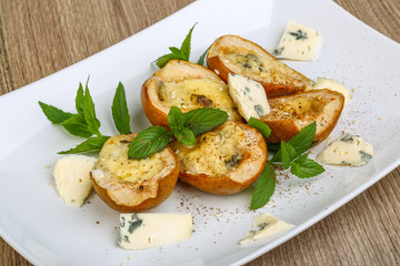 Baked pear with blue cheese