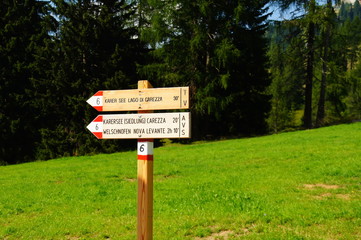 Schilder in den Dolomiten