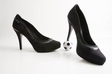 Schwarze High Heels mit Fußball