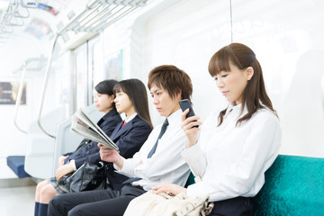 電車の中の人々