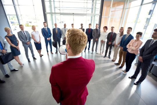 Manager communicate with his team - Powered by Adobe