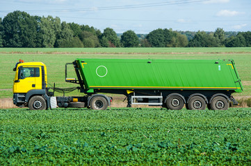 rolnictwo w polsce, nawóz naturalny, ekologia rolnik © BlackMediaHouse