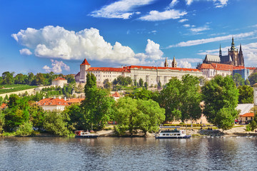 Naklejka premium Widok na Zamek Praski z nabrzeża - słynny zabytkowy most th