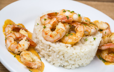 Langostinos al curry con arroz blanco
