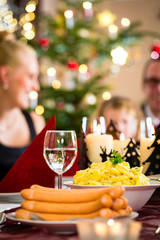 Traditionelles deutsches Essen zu Weihnachten und Heiligabend Würstchen und Kartoffelsalat 