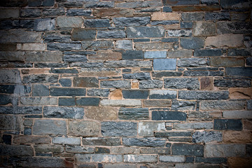 Hintergrund – Natursteinmauermit eckigen Steinen