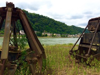 Alte Kräne am Rhein
