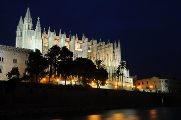 Fototapeta na wymiar Kathedrale von Palma bei Nacht