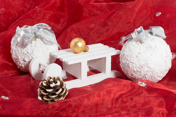 Weihnachtsdekoration auf rotem Tüll
