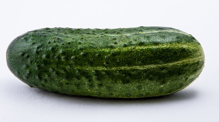 Изолированный зеленый огурец на белом фоне