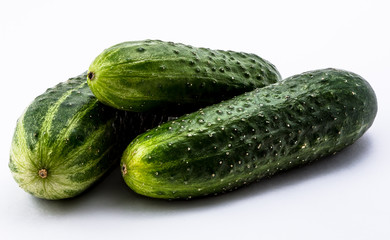 Изолированный зеленый огурец на белом фоне