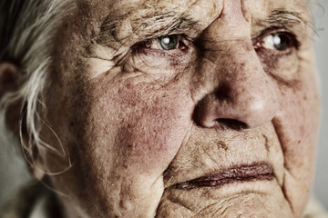 Porträt einer ernst blickenden Seniorin, 85 Jahre alt - obrazy, fototapety, plakaty