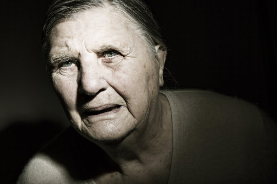 Portr&auml;t einer ernst blickenden Seniorin, 85 Jahre alt, Studioaufnahme
