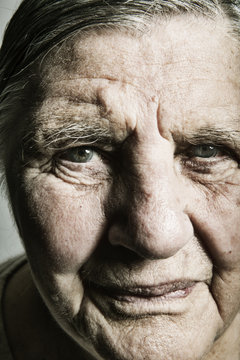 Portr&auml;t einer ernst blickenden Seniorin, 85 Jahre alt, Studioaufnahme