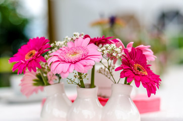 Fototapeta na wymiar Tischdekoration in Form von farbenfrohen Blumen
