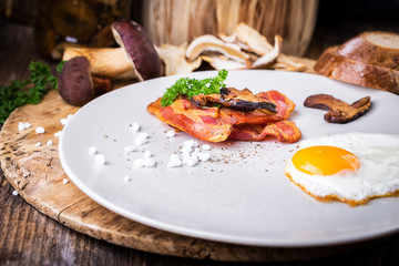 Egg with bacon and mushrooms