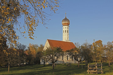 Dorfkirche mit Obstgarten - Herbstlandschaft Oberbayern