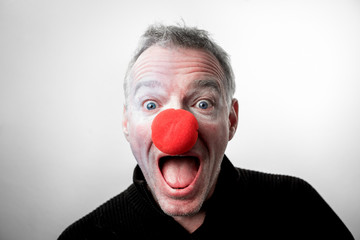 Clown exprimant une surprise agréable