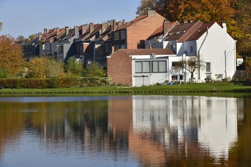 Obraz premium Maisons et nature reflétant dans le grand étang de la Hulpe 