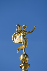 Fototapeta na wymiar Goldene Figur auf Potsdamer Landtag