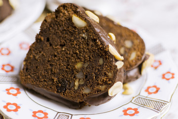 Schoko-Kuchen mit Nüssen und Rosinen 