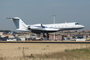 Fototapeta na wymiar Gulfstream, avión privado aterrizando