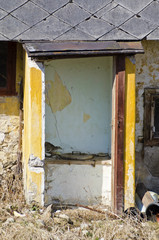 Ruine eines ehemaligen Plumpsklos