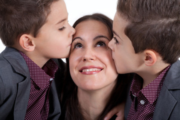 Mutter bekommt Kuss von Kindern Porträt