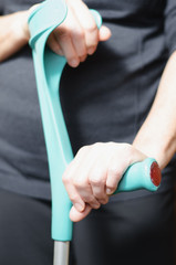 Frau mit Gehhilfe, Reha, Therapie