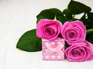 Pink  roses and gift box