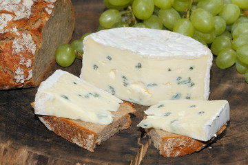 Blauschimmelkäse, Brot, Weintrauben