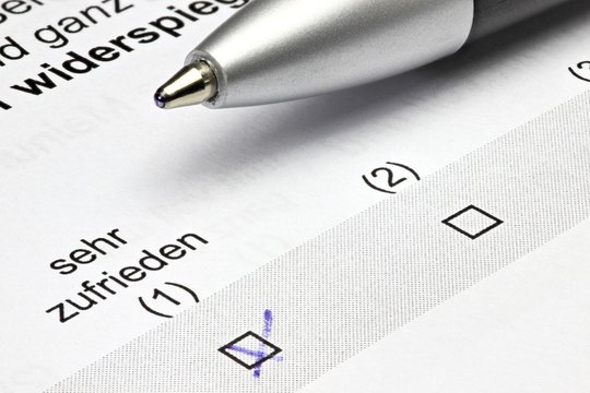 Fragebogen mit Kreuz bei 'sehr zufrieden'